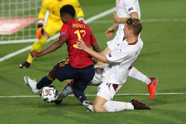 杨晨谈青训人才流失：目前基层教练培训不完善